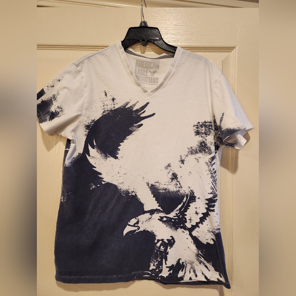 American Eagle Outfitters Men's Navy and White Eagle Tee, Size L
